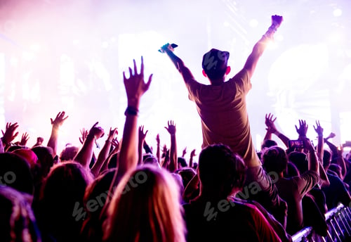 Preview: Silhouette of concert crowd in front of bright stage lights