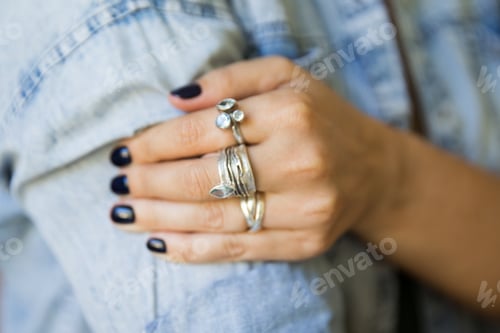 Preview: Woman's hand with many silver rings
