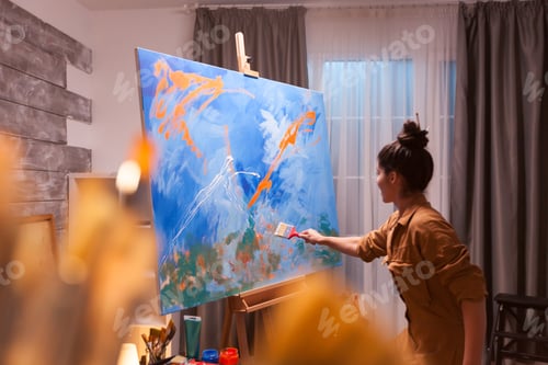 Preview: Woman in studio painting