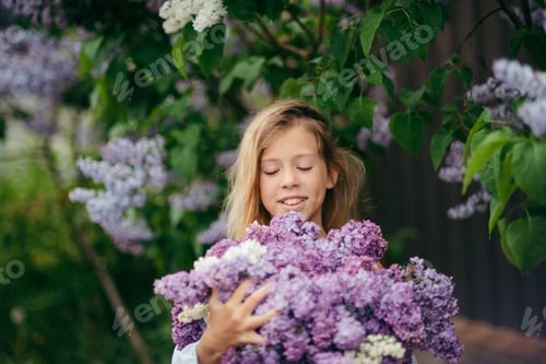 Preview: Portrait girl with a bouquet of lilacs