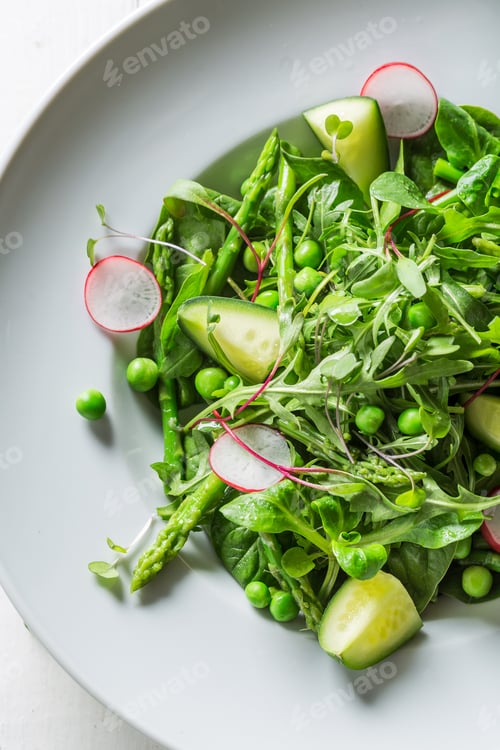 Preview: Healthy vegetarian salad with spinach, radishes and asparagus