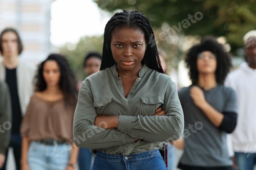 Vista previa: Closeup of angry black lady over demonstrators making riot outdoors