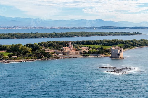 Preview: Beautiful shot of the Saint-Honorat island in Cannes, France
