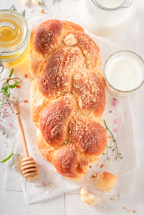 Preview: Homemade golden challah for a tasty breakfast.