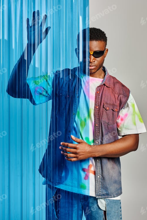 Vista previa: Trendy afroamerican male model in sunglasses