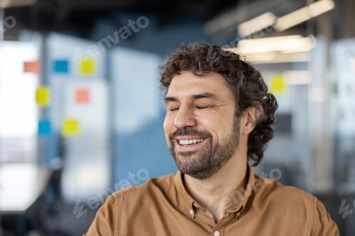 Preview: Relaxed middle-aged man smiling in a modern office