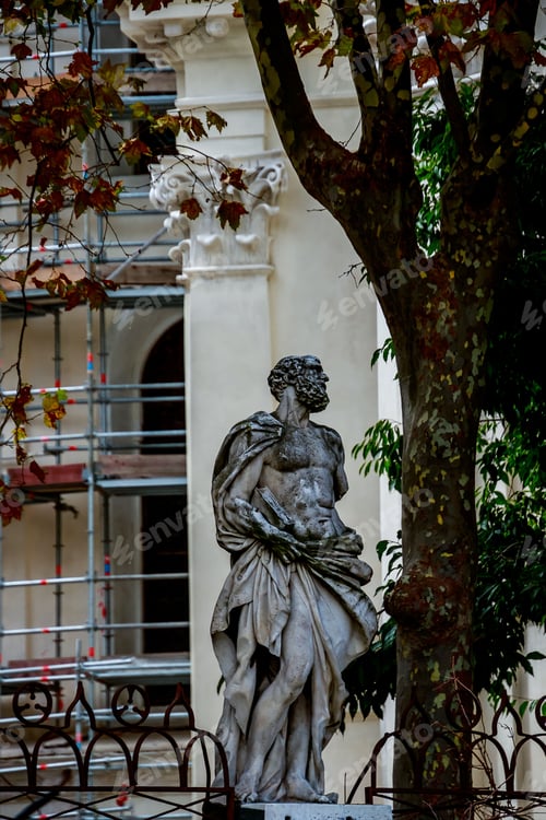 Preview: Vertical shot of a historic sculpture in a park in Venice, Italy