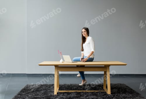 Preview: Young woman in the office