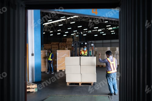 Preview: Warehouse worker open doors steel 40 feet container
