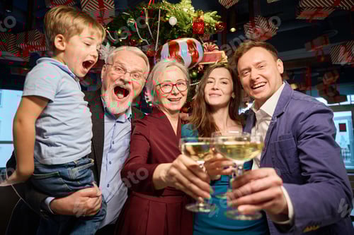 Visualização: Família alegre com taças de champanhe aproveitando a celebração do Ano Novo no café