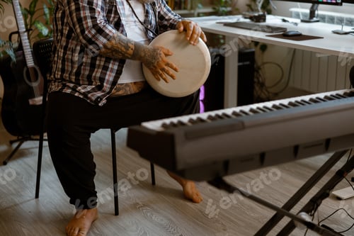 Visualização: Homem obeso descalço toca bateria sentado em closeup de estúdio doméstico contemporâneo
