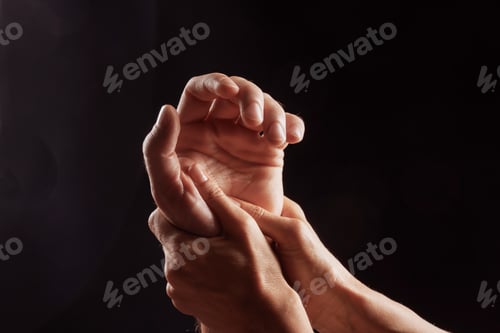 Preview: Detailed hand massage focusing on pressure points for relaxation and energy balance.