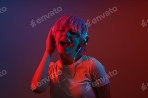 Preview: The girl dances in overhead, conductive headphones.