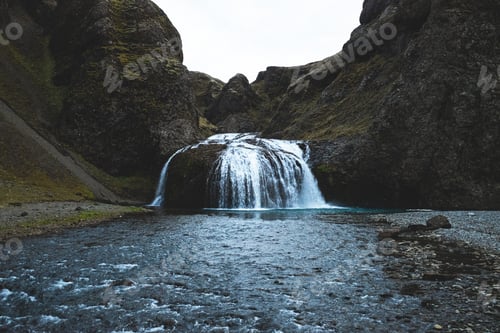 Vista previa: Hermosa cascada y río en un desfiladero verde islandés