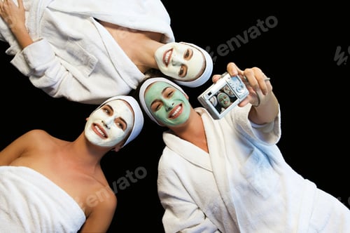 Preview: Friends in face masks taking a picture
