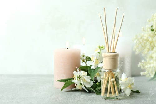 Vista previa: Concepto aromático con difusor sobre mesa con textura gris