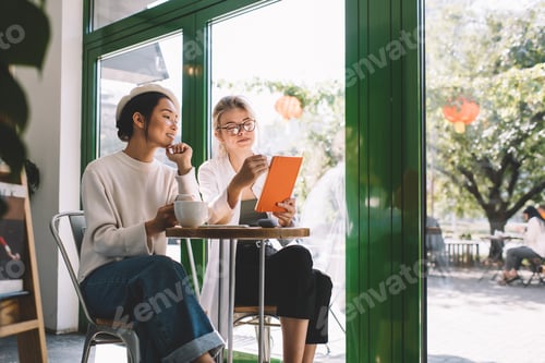 Preview: Millennial bloggers discussing content plan