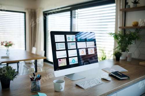 Visualização: Computador desktop em escritório doméstico, vírus Corona e conceito de quarentena