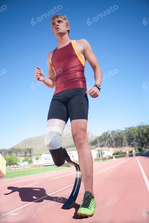 Preview: Sprinter standing with prosthetic leg on