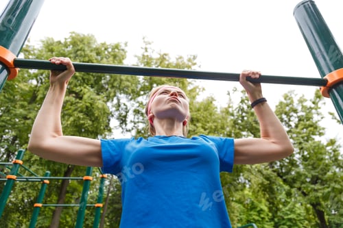 Preview: Woman in the gym