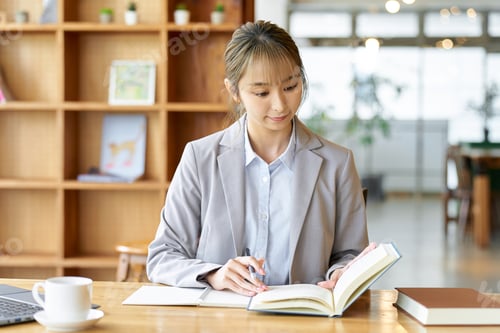 Preview: Business woman studying at a cafe