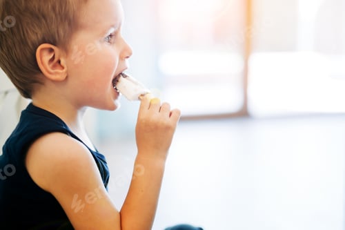 Visualização: Child earing icecream in living room