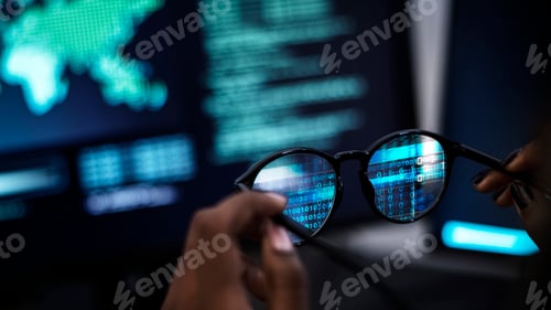Vista previa: Closeup of a man holding a pair of glasses