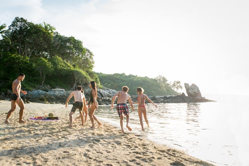 Preview: Group of happy friends on a tropical island