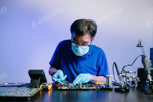 Preview: Skilled technician in lab coat and gloves recovers data from hard disk.