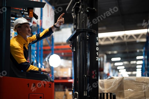Preview: A team of engineers inspects the warehouse in a large storage warehouse.
