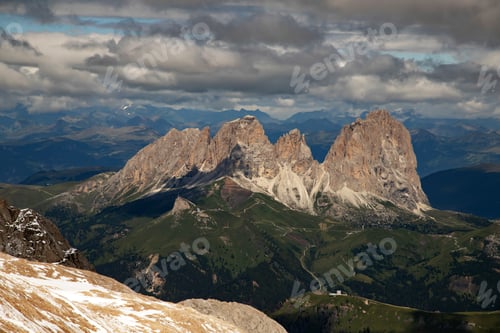 Vista previa: The three peaks of the Sassolungo (Langkofel) in the Dolomites, Italy.