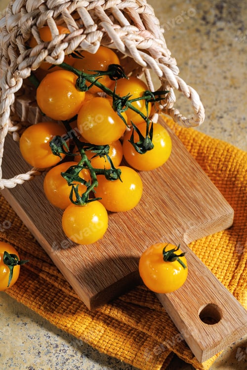 Preview: Close-up of yellow cherry tomatoes in wicker basket