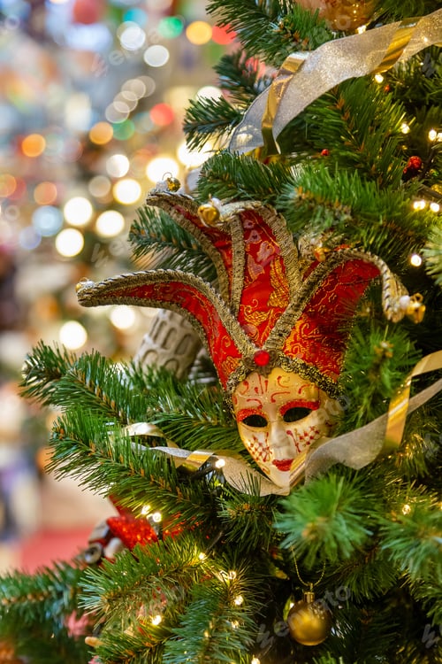 Vista previa: Christmas tree decoration in the shape of the mask on dreamy bokeh background, closeup