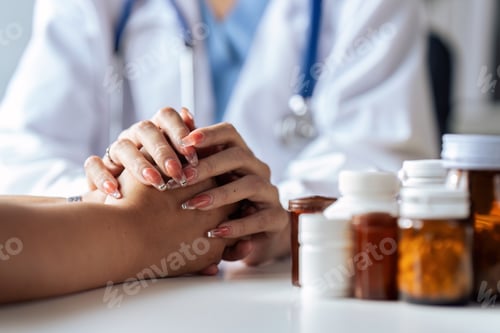 Visualização: Vista de perto do médico tocando a mão do paciente, mostrando vazio e gentileza