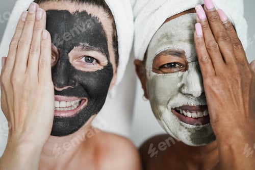Preview: Multiracial senior women doing beauty treatment using skin mask - Body care concept
