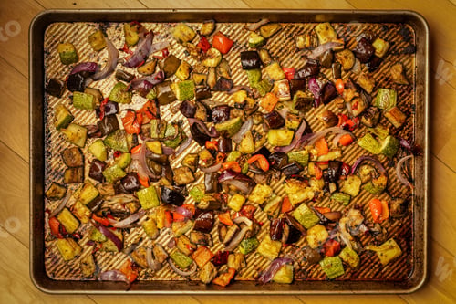 Preview: Top view of a tray with roasted eggplants and zucchini
