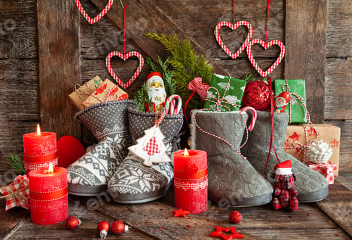 Preview: Knitted boots with candy and Christmas presents