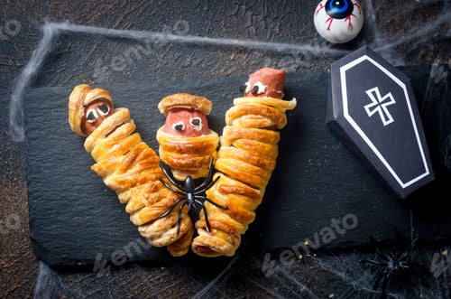 Preview: Scary Family of mummies for Halloween party served on table