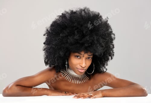 Preview: Stylish black woman looking at camera
