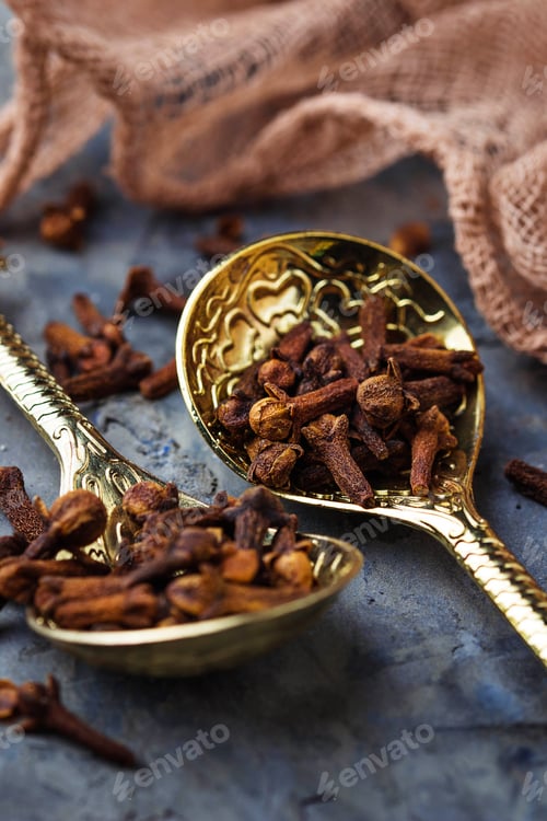 Preview: Dried cloves in spoon