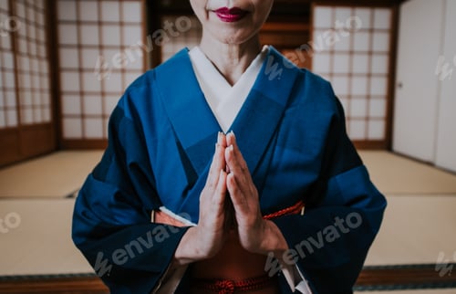 Preview: Beautiful japanese woman in a traditional japanese house