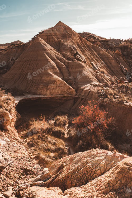 Preview: Picturesque sandy cliffs in sunlight