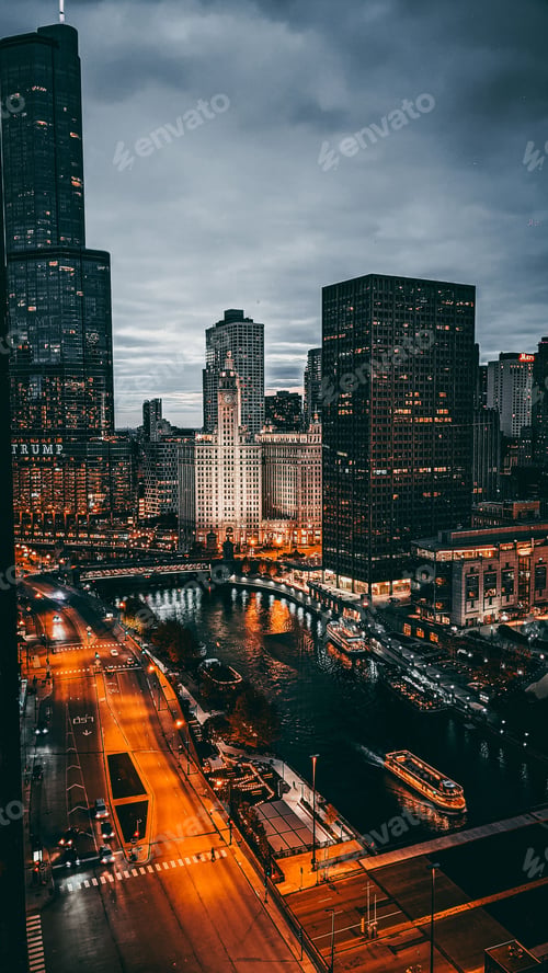 Preview: Beautiful view of the Chicago cityscape in the evening under a foggy sky