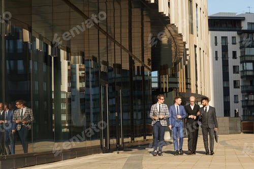 Preview: Business people walking in the city