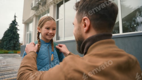 Visualização: Pai e filha, despedida da escola primária, toque, nariz, fofa, família, alegria, felicidade, paternidade, homem, menina