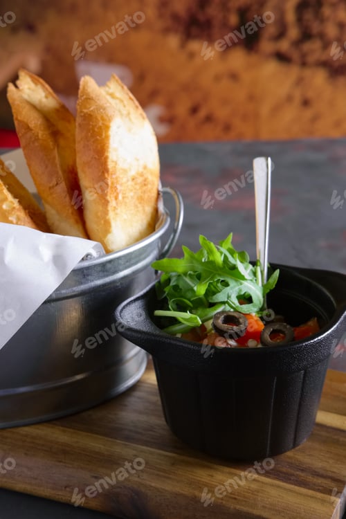 Preview: Crispy toasts with tomato, olives, arugula and cheese