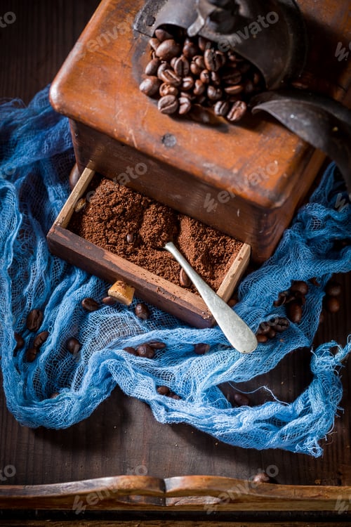 Preview: Aromatic coffee with old grinder and pot boiled coffee