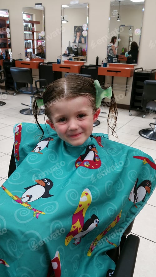 Preview: Smiling Girl Ready for Haircut in Salon
