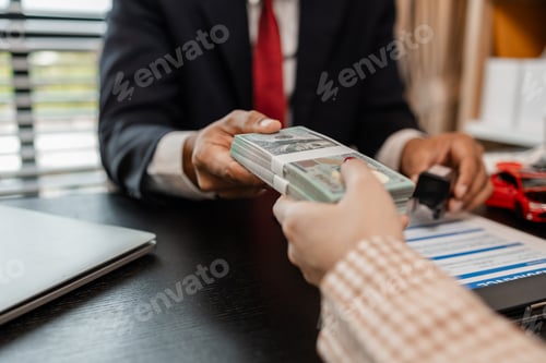 Preview: the car owner brought the car insurance policy she had taken out to her lawyer to review