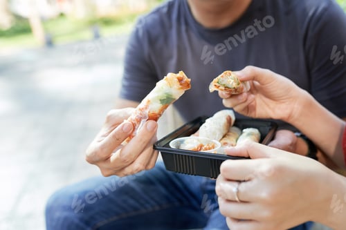 Preview: Delicious spring rolls with sauce